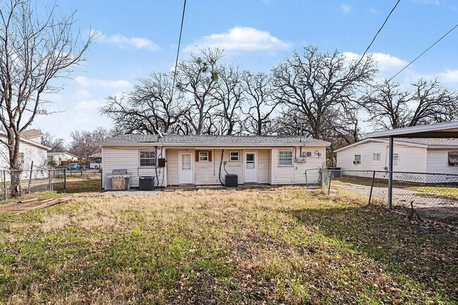 Building Photo - 2211 Barbell Ln