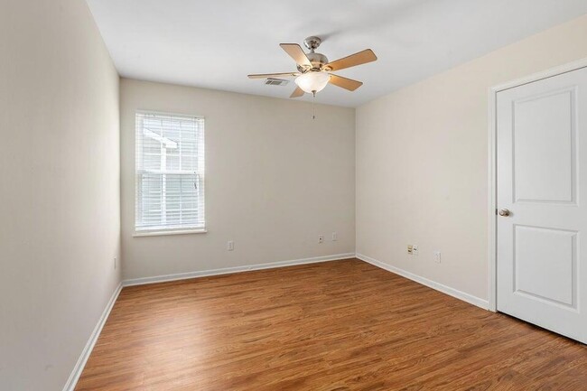 Building Photo - 10557 Maine Dr