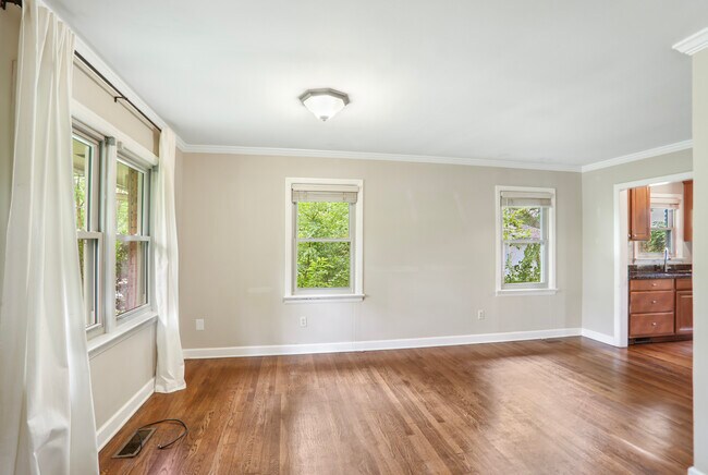 Building Photo - 932 Winburn Dr