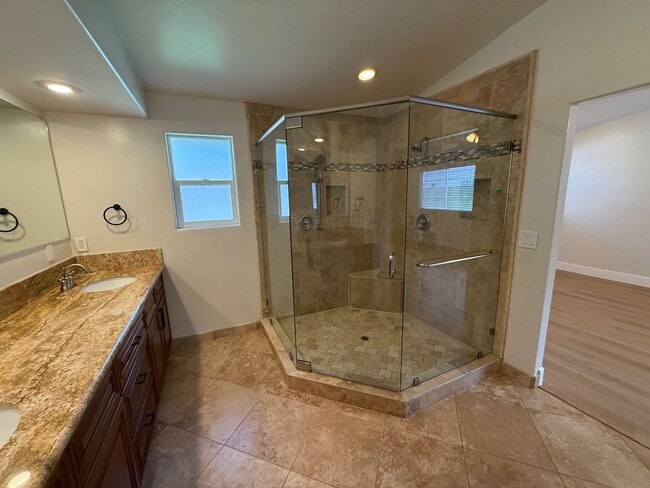 Building Photo - Beautiful 3 Bedroom 2 bath home in well de...