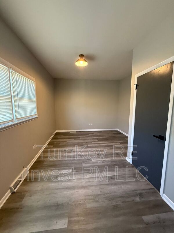 Building Photo - 17842 Park Ave