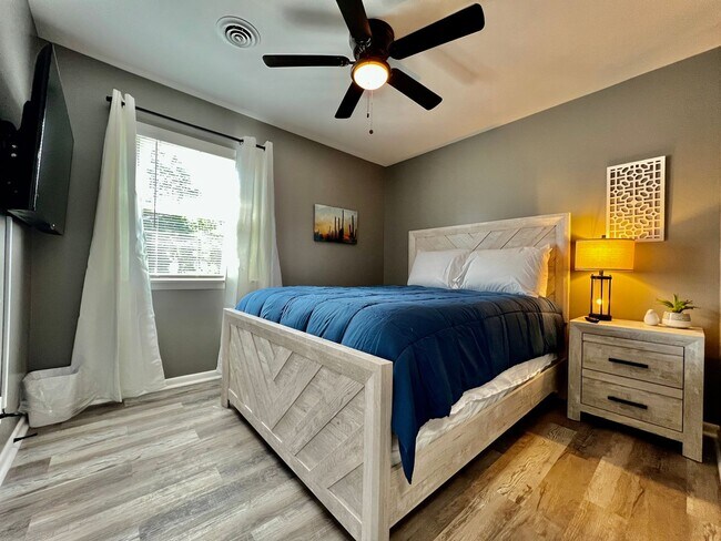 Building Photo - Fully furnished apartment with all utilities and High-speed internet included