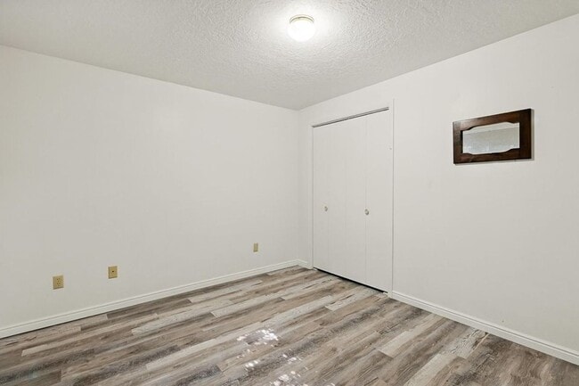 Building Photo - Charming Townhome