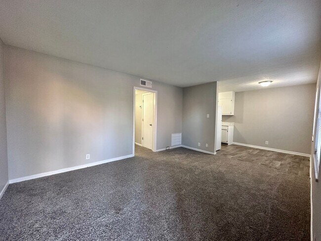 Building Photo - Parkway Apartments – Convenient 2-Bedroom ...
