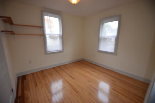 Building Photo - Professionals Only - 3 bedrooms 1 bath house