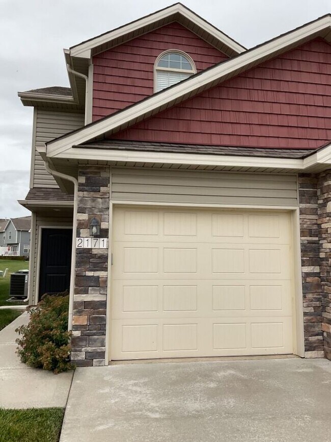 Building Photo - Come See Why Eagle Creek Living Is Superior To Apartment Living
