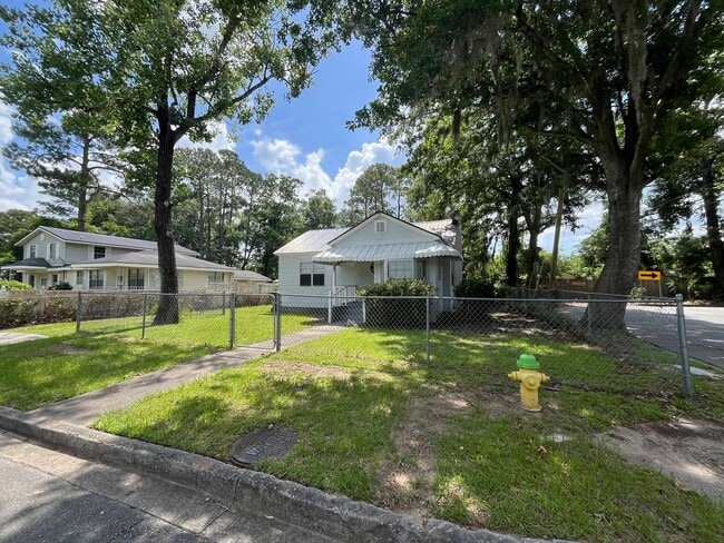 Primary Photo - 3330 Iantha St