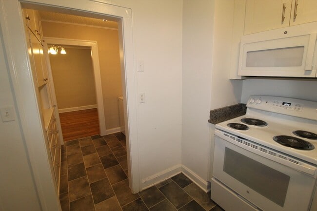 Building Photo - Updated 2 Bedroom 1 Bath Duplex Within Wal...