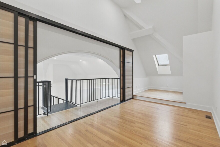 Building Photo - 1457 N California Ave
