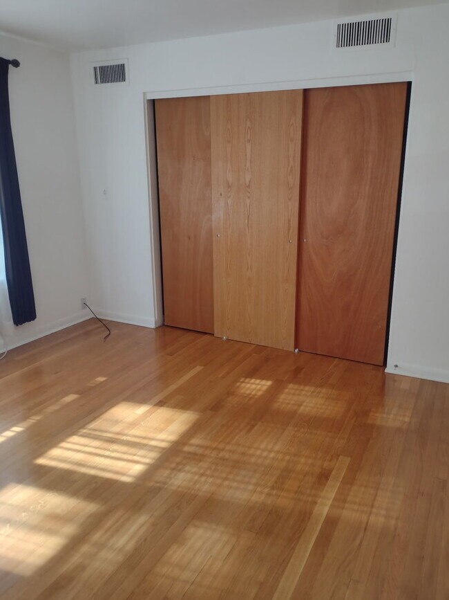 Building Photo - 5335 N California Ave