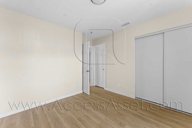 Building Photo - 108 S Lindsay St