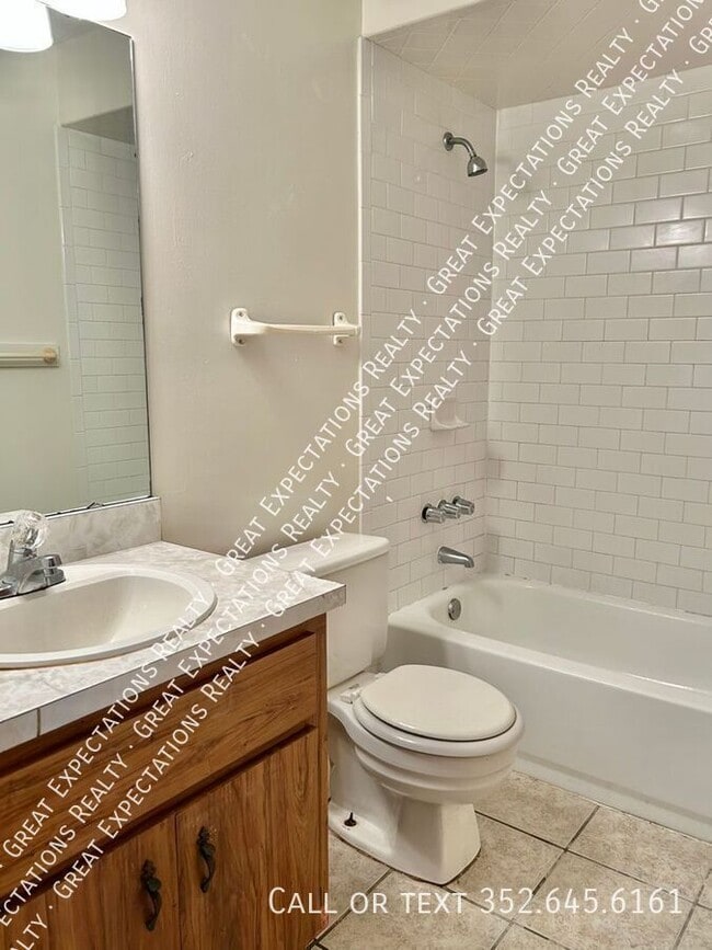 Building Photo - 1904 NE 17th Pl