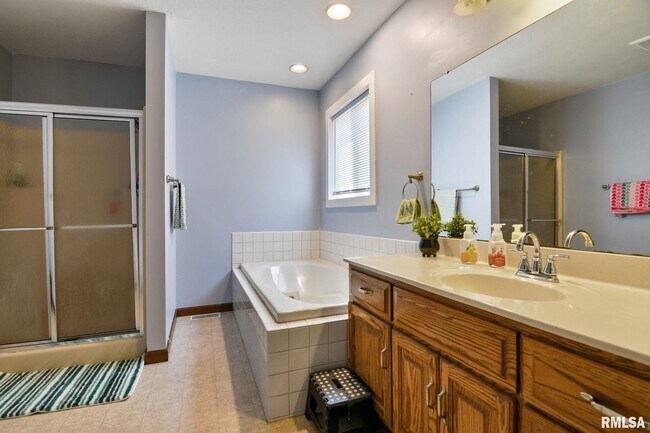 Building Photo - 2605 Montega Dr