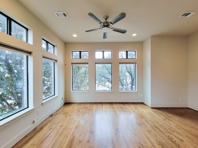 Building Photo - Stunning Corner Unit with Breathtaking Views!