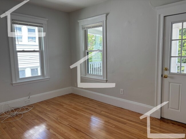 Building Photo - Huge, newly renovated 3 bed unit near Oak Square.