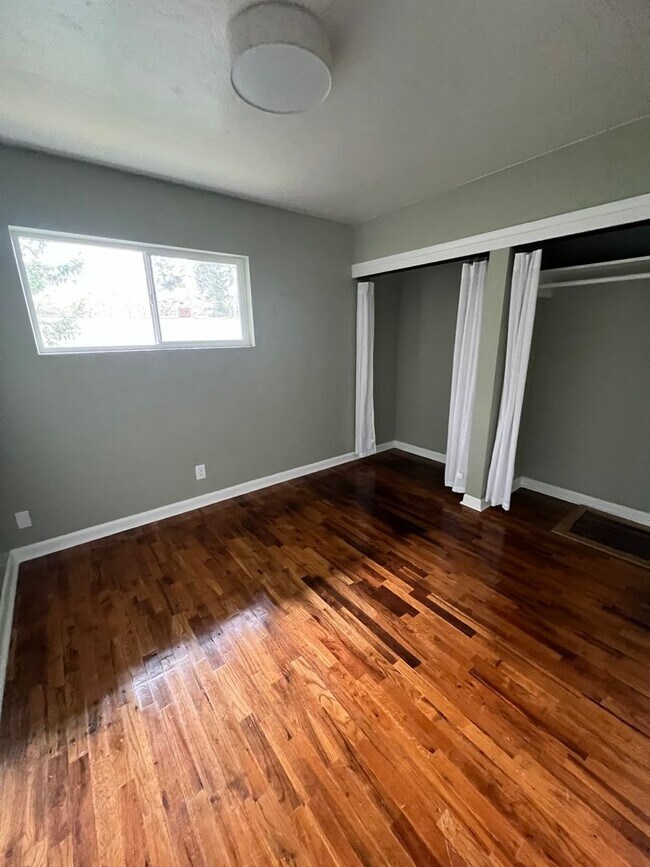 Building Photo - Updated 3 Bedroom & 1 Bath located on dead end street!