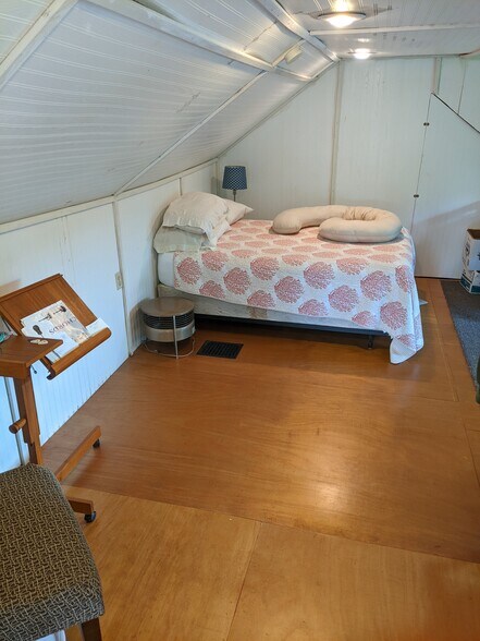 3rd floor room - 1228 W Barnes Ave