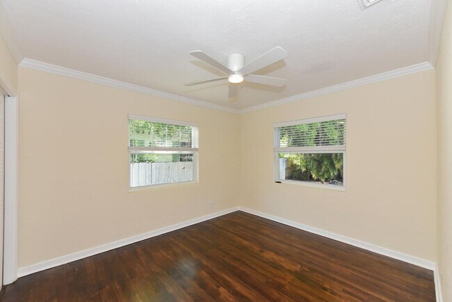 Building Photo - 340 Russlyn Dr