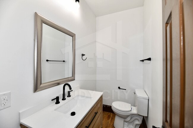 Building Photo - 3634 N Kenwood Ave