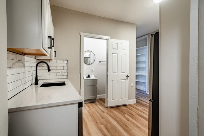 Building Photo - Recently Renovated 2 Bedroom Rental in the...