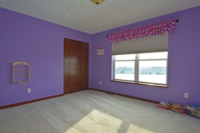 Building Photo - Spacious 5-Bed 4-Bath Home Available in Chaska - Great Location!