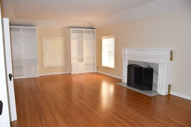 Building Photo - 910 E Maple Ave