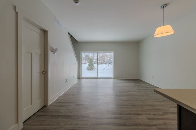 Building Photo - 1502 Simsbury St