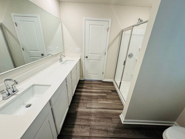 Building Photo - Move In Ready 5BR/2.5BA Home located near UNCC!