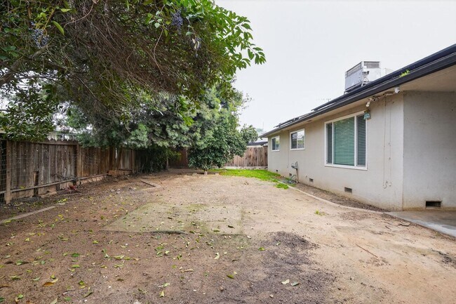 Building Photo - 4115 N Briarwood Ave