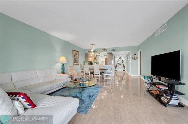 Building Photo - 2751 N Palm Aire Dr