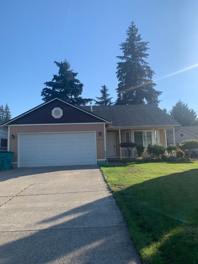 Building Photo - ***Newly Renovated Spacious and Bright 3 B...