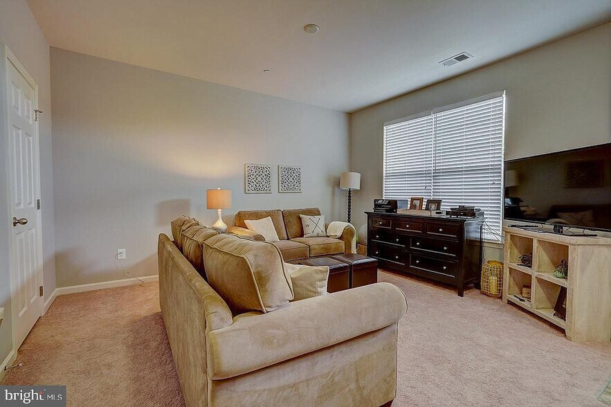 Building Photo - 476 N Palace Dr