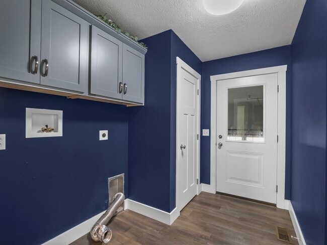 Building Photo - For Lease – Beautiful 3 Bedroom Home