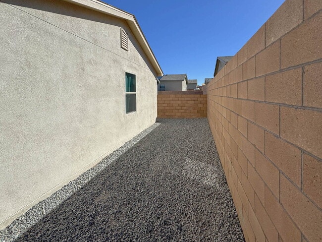 Building Photo - Almost new home in Mountain Hawk area of Northern Rio Rancho.