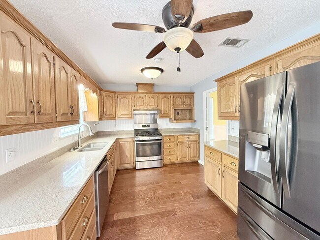 Building Photo - Custom Built 4-Bedroom/3 Bathroom Home