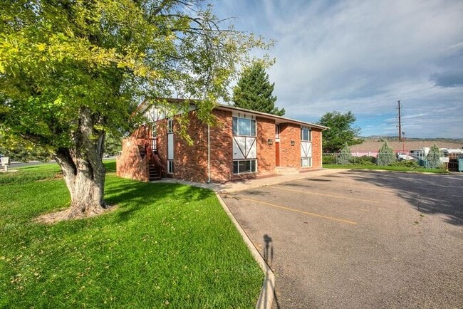 Building Photo - 1st Month Free Rent!!! with a 12 month lea...