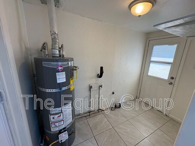 Building Photo - 326 S L St