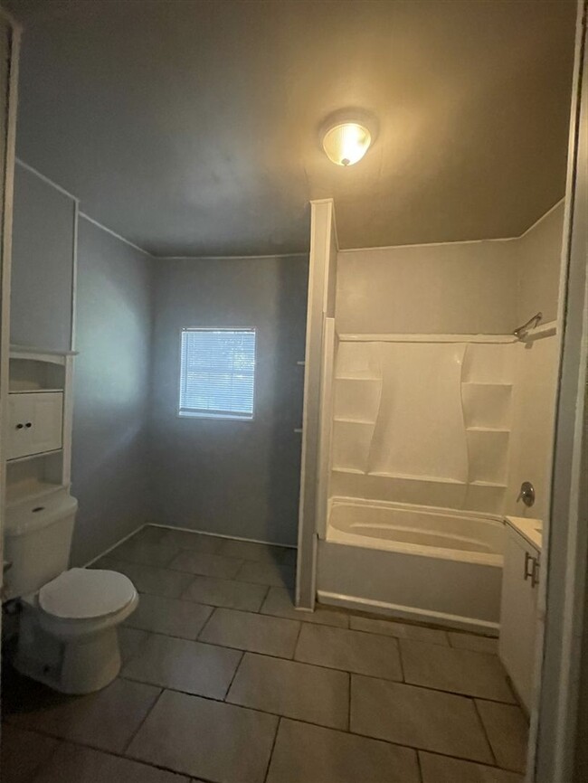 Building Photo - 2 br 1 bath duplex unit for lease | Shreve...