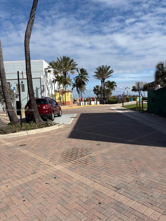 Building Photo - 319 Tyler St