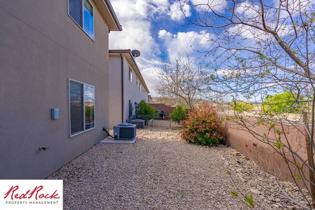 Building Photo - End Unit Fossil Hills Townhome with 3 Beds and 2.5 Baths