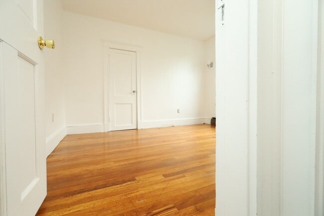 Building Photo - 98 Woodside Ave