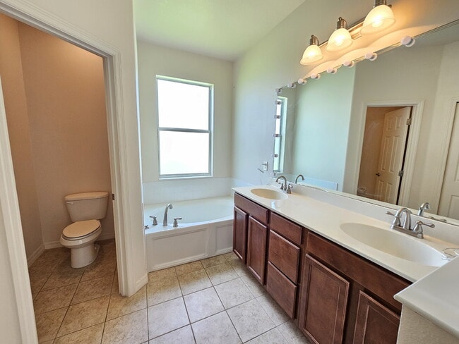 Building Photo - Spacious Phillips Landing Home w/ Walk-In ...