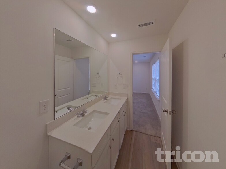 Building Photo - 217 Paisley Wy