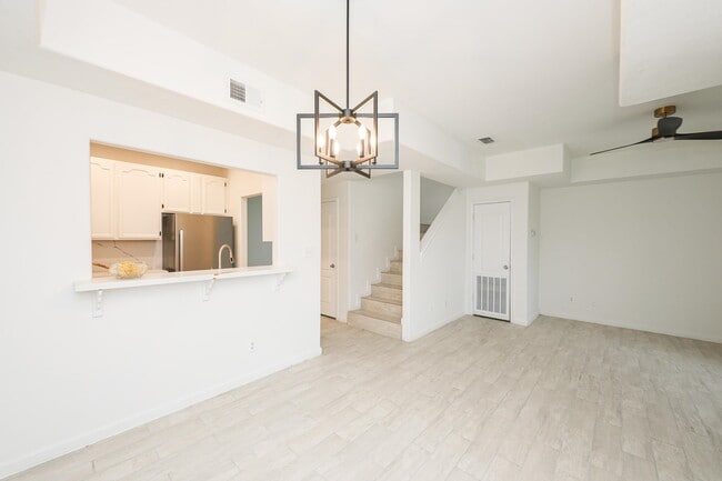 Building Photo - 1000 Ranchway Dr