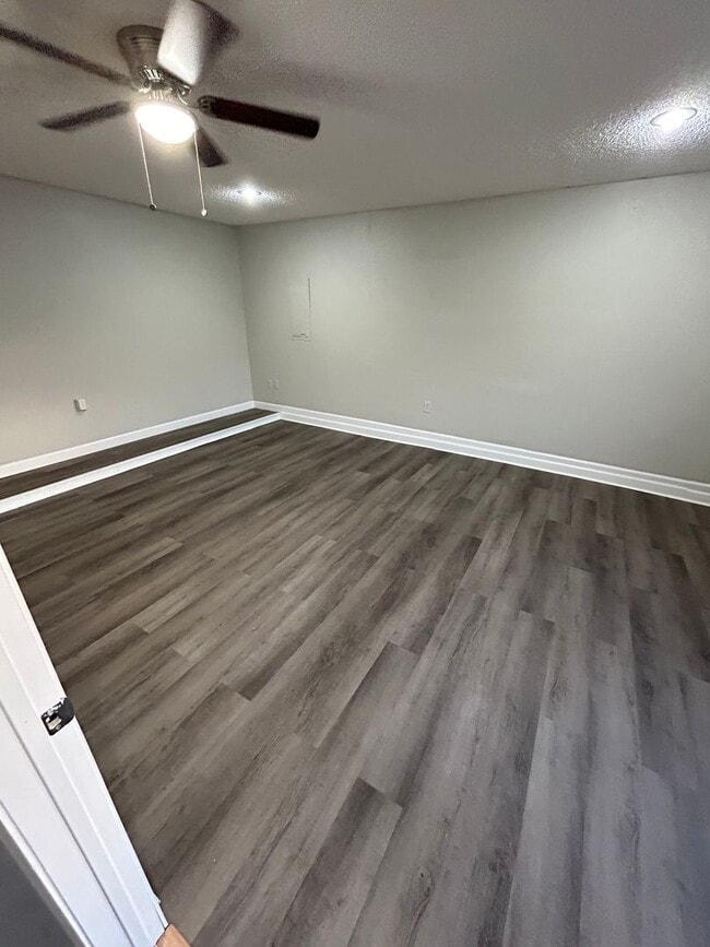 Building Photo - An unbeatable location that offers both convenience and luxury.