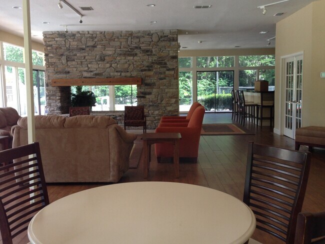 Building Photo - Park Like Setting - Spacious Condo!