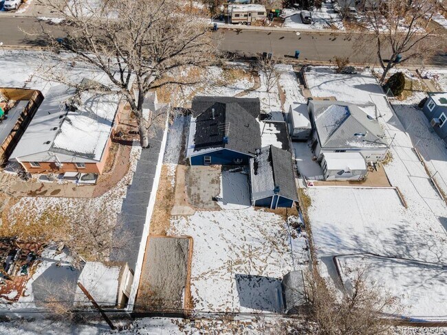 Building Photo - For Rent – Renovated 3 Bedroom Bungalow in Englewood