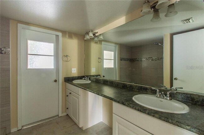 Building Photo - 1021 Breeze Dr