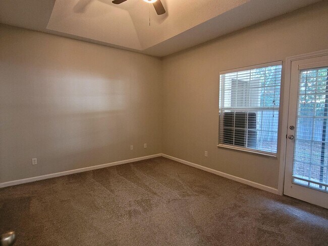 Building Photo - Newly renovated Three Bedroom Townhouse