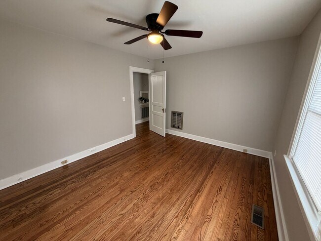 Building Photo - Charming 3 Bed 1 Bath Home Minutes From MTSU